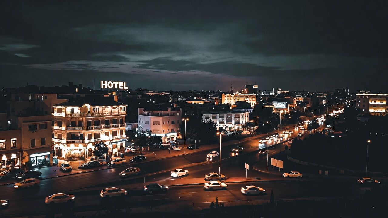 ההיתקעות בגשם כבד בטיול לצפת עם זרים שהפכו לחברים