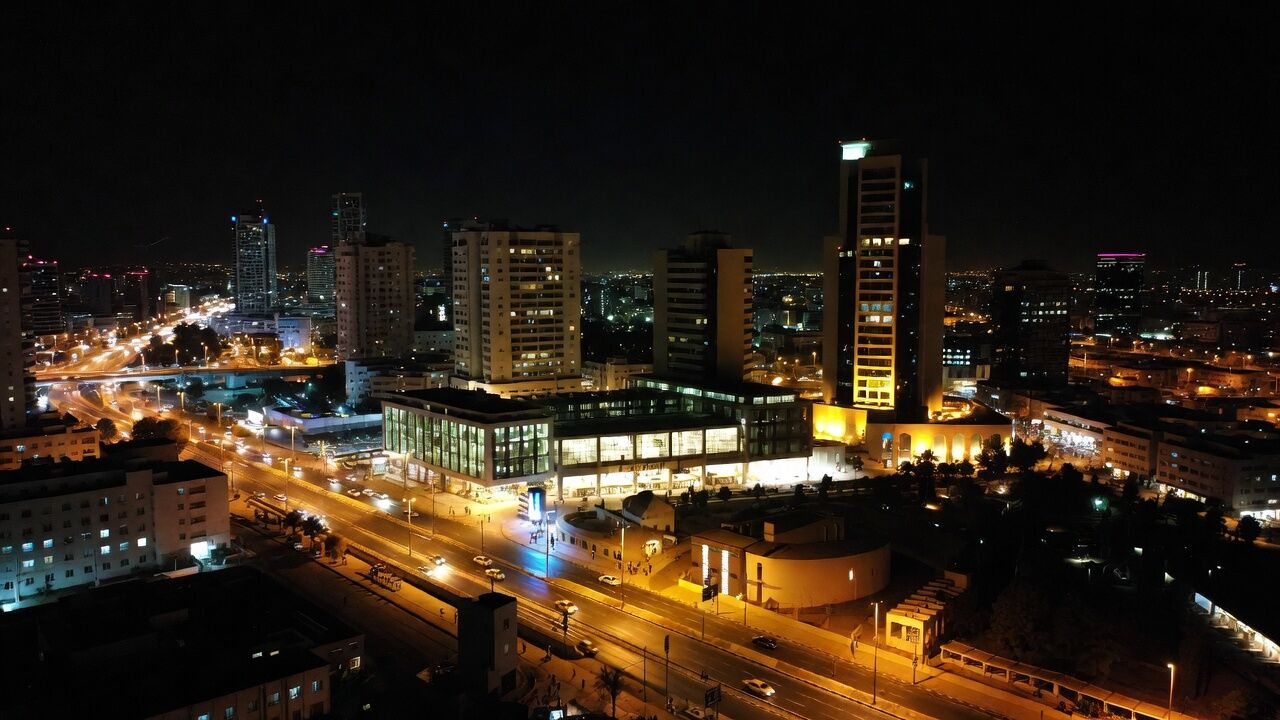 הרמאות הקלה בפאב באילת עם ברמנית שנתנה לי דרינק חינם אחר כך